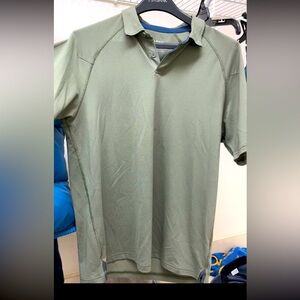 Like new men’s Rhone forest green shirt